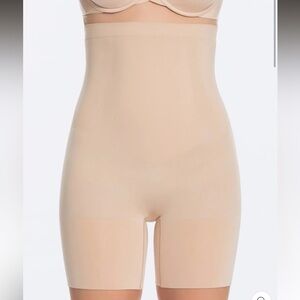 SPANXsculpt Powerful Compression High-Waisted Mid-Thigh Short
